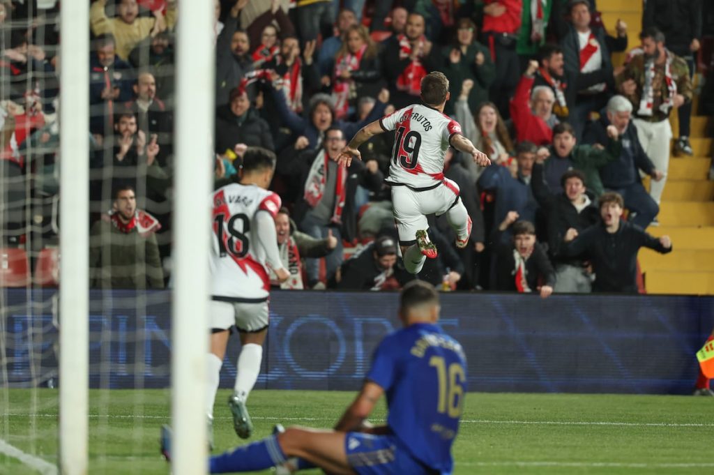 De Frutos entierra al Oviedo en el partido aplazado por el césped de Vallecas | Fútbol | Deportes