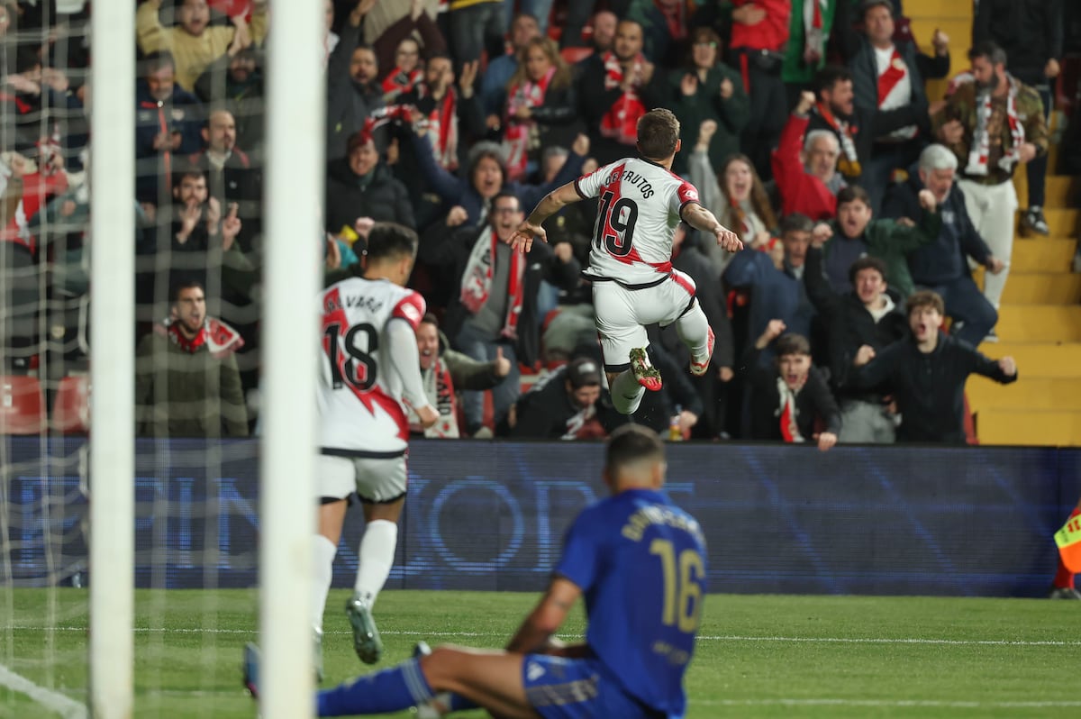 De Frutos entierra al Oviedo en el partido aplazado por el césped de Vallecas | Fútbol | Deportes