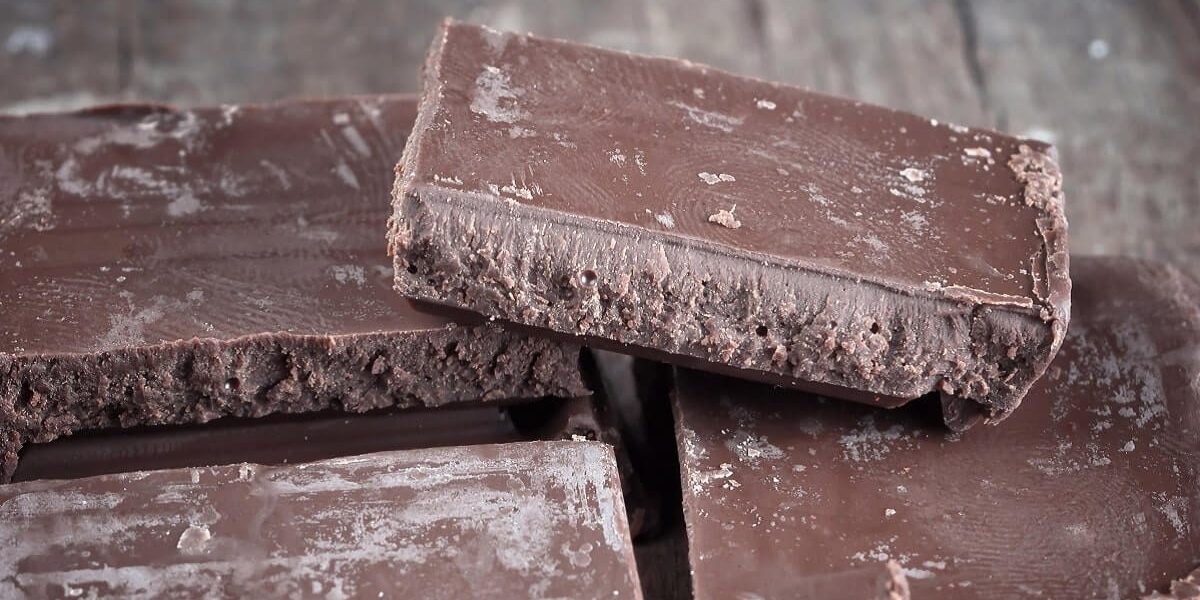 De-ce-apare-acel-strat-alb-pe-ciocolata-e-semn-ca-s-a-stricat-sau-poate-fi-consumata-.jpg - StiriAlese