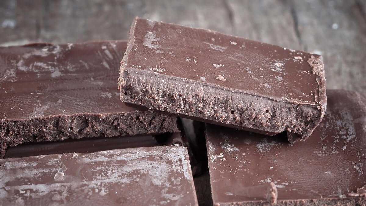 Ciocolata cu strat alb pe suprafață – un fenomen întâlnit frecvent dar adesea interpretat cu îngrijorare – nu semnalează automat deteriorarea produsului