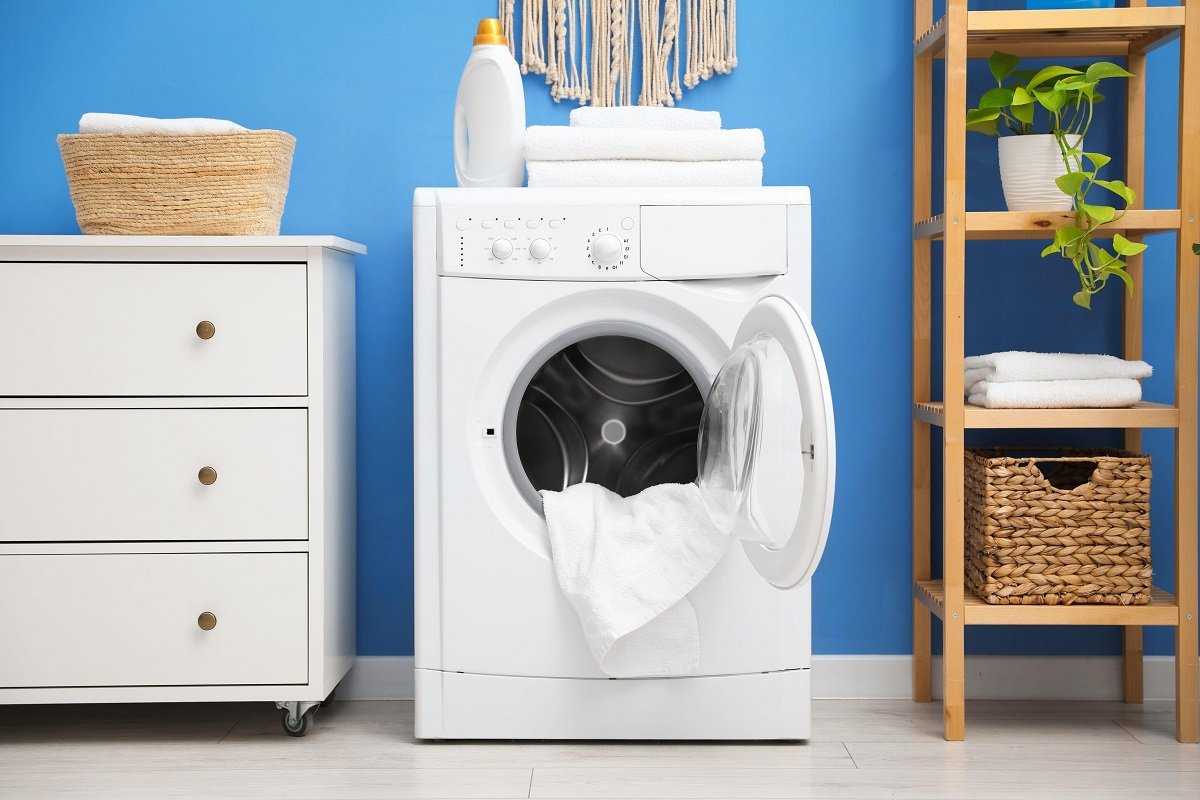 Cum să păstrezi mașina de spălat curată și eficientă pe termen lung, evitând capcanele populare Uneori, soluțiile aparent simple precum folosirea oțetului pentru igienizarea mașinii de spălat pot părea tentante, însă realitatea arată că acestea pot avea consecințe nedorite pe termen lung