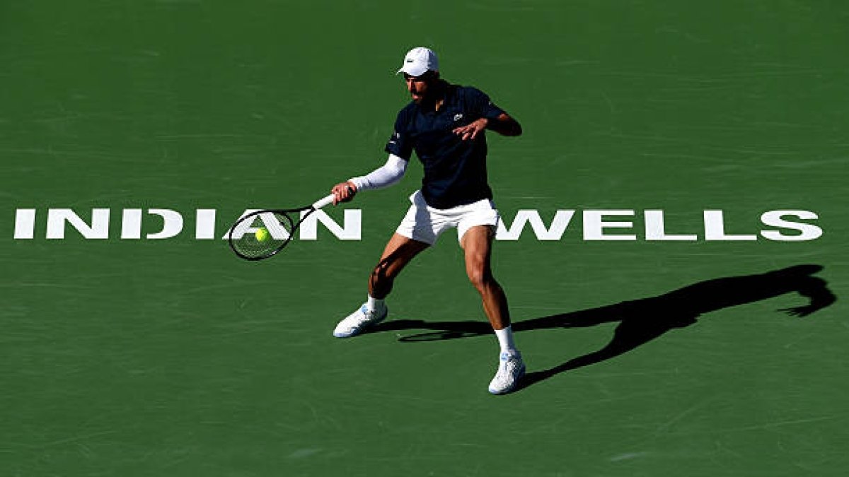 Novak Djokovic trece în turul următor de la Indian Wells după o luptă dură cu Aleksandar Kovacevic Novak Djokovic a reușit să avanseze în sferturile de finală ale turneului de la Indian Wells, după o confruntare dificilă cu americanul Aleksandar Kovacevic