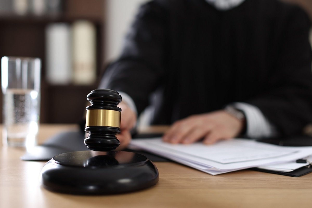 Doi dintre cei trei minori acuzați de uciderea unui adolescent de 15 ani din localitatea Cenei au fost puși oficial sub acuzare și lipsiți de libertate pentru fapte extrem de grave