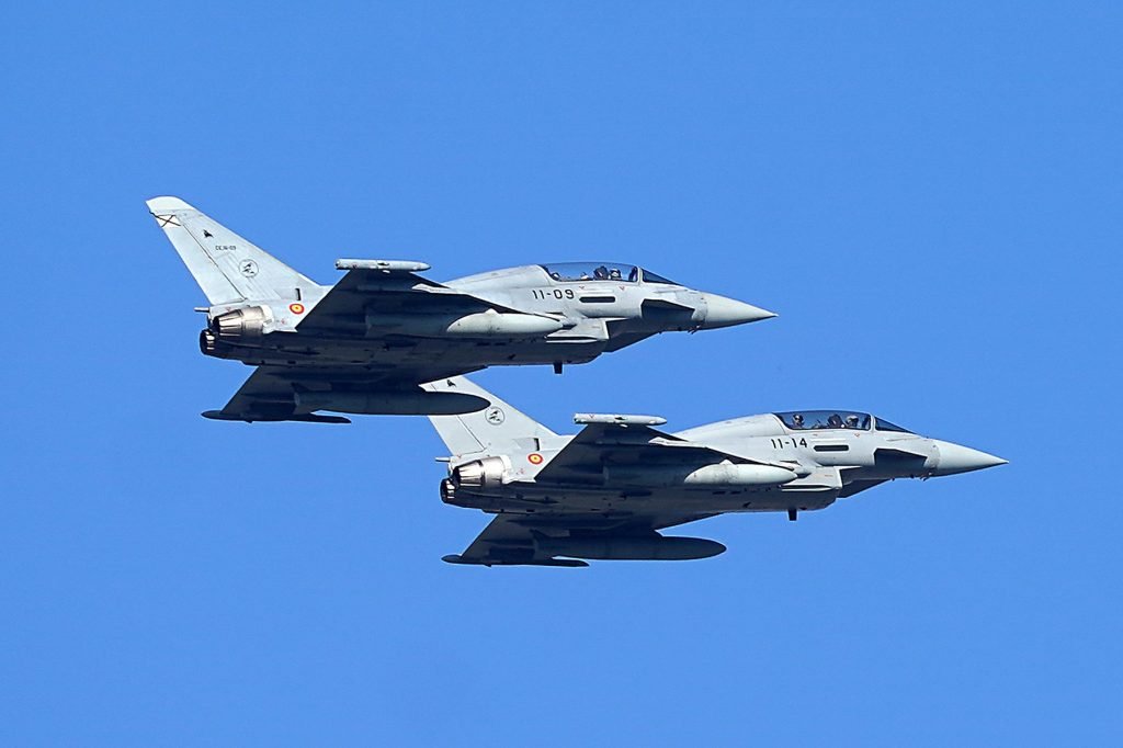Două bubuituri puternice produse de două avioane Eurofighter s-au auzit joi noapte în mai multe localități din Argeș și Vâlcea