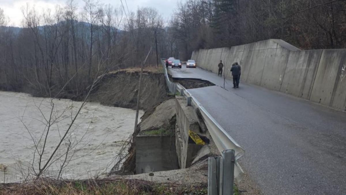 alunecare teren drum surpat crater dj 205d prahuda paltin