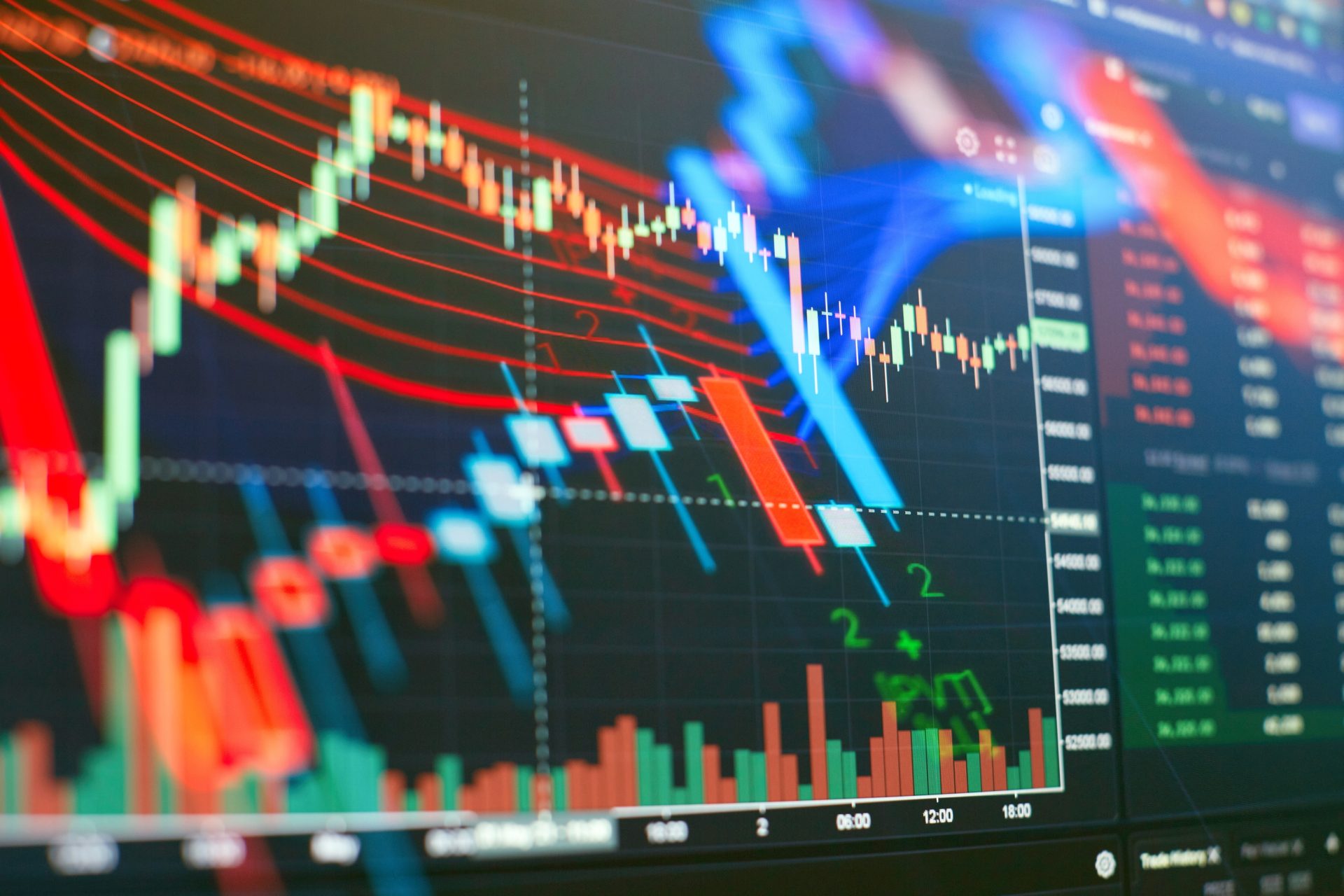 Tranzacții suspecte cu petrol înainte de anunțul lui Trump despre Iran au stârnit suspiciuni și volatilitate pe piețe Un val de tranzacții masive cu petrol, efectuate cu doar câziva zeci de minute înainte ca Donald Trump să anunțe pe rețeaua socială Truth Social că are discuții „productive” cu Iranul, a provocat intensă agitație în piețele internaționale