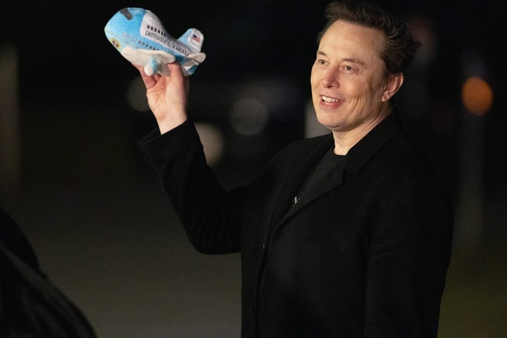 Elon Musk, cel mai bogat om din lume, intensifică controversele și fascinația globală în jurul său, după ce Forbes a confirmat, marți, că averea sa survine de la afaceri în domenii variate precum autovehiculele electrice, spațiul, inteligența artificială și rețelele sociale