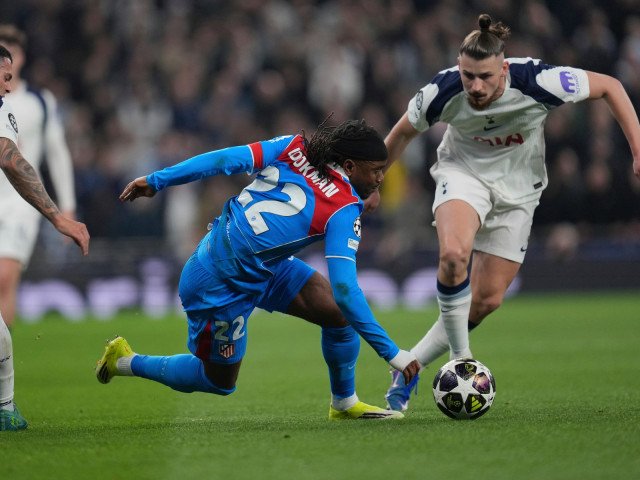 Englezii l-au văzut pe Radu Drăgușin în prima repriză cu Atletico și au dat verdictul