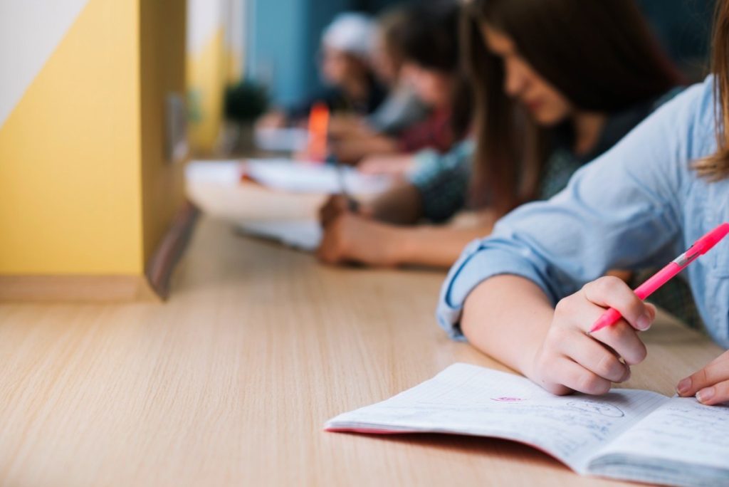 Simulările examenelor naționale din acest an sunt pe cale să devină un test în plus pentru autoritățile din sistemul educațional, după ce un număr semnificativ de cadre didactice au hotărât să boicoteze aceste sesiuni