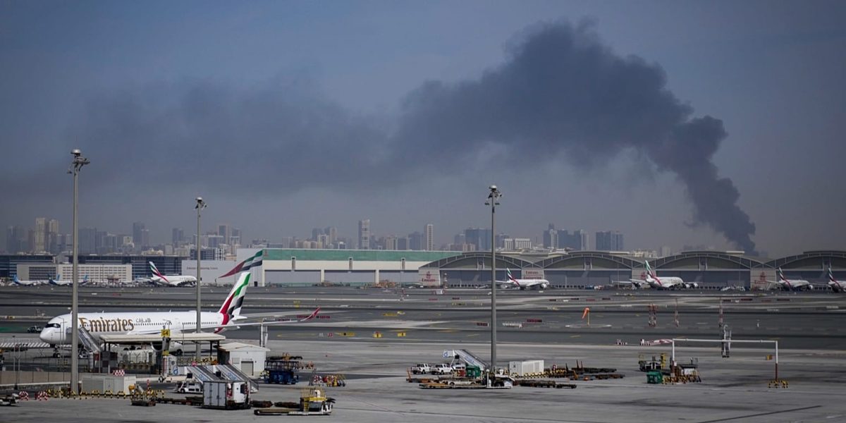 Explozie-deasupra-Aeroportului-din-Dubai.-Zborurile-suspendate-dupa-interceptarea-unei-drone.jpg - StiriAlese