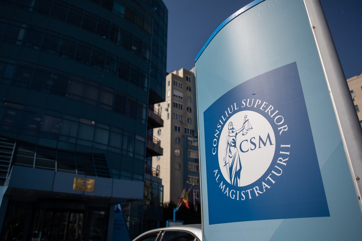 Sistemul judiciar românesc, în criză acută: Secția de judecători a CSM cere intervenția Guvernului pentru salvarea resurselor umane Criticile devin tot mai dure în sistemul judiciar românesc, unde numărul celor care activează în profesie scade alarmant