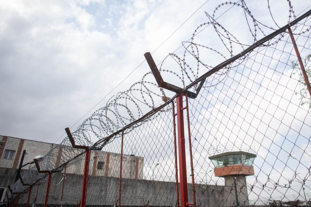 O avocată de 46 de ani din Botoșani este suspectată de autorități de implicare în activități ilegale în penitenciar