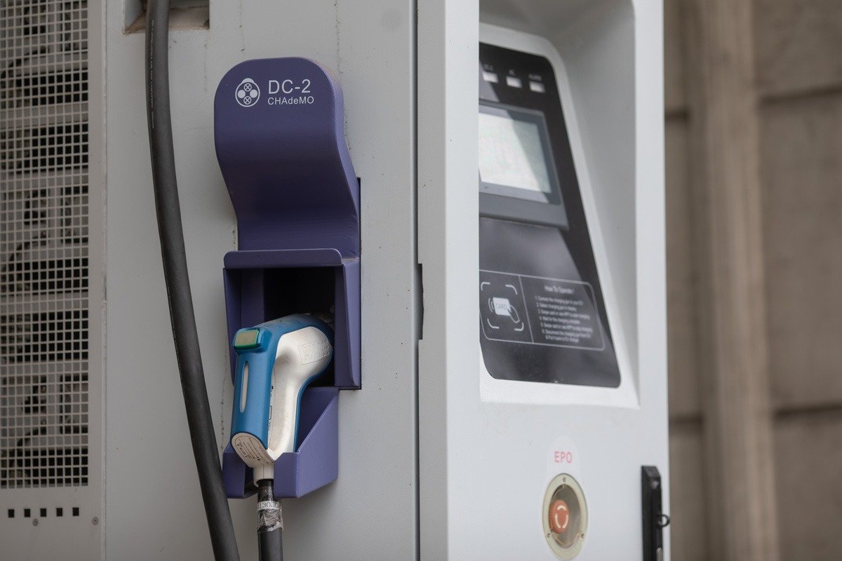 Tensiuni în suburbia Maroussi: un incident suspect cu electrocutare ridică semne de întrebare despre creșterea fenomenului de furt de cabluri electrice în Grecia Un incident neobișnuit în zona Maroussi, nordul Atenei, atrage atenția asupra unei probleme tot mai răspândite: furtul de cabluri electrice, o activitate criminală care pare să evolueze și în Grecia