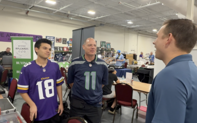 Familile din Tampa încep vacanța de primăvară la Expoziția de Colecționari Sportivi