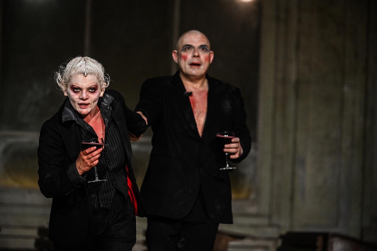 „Faust” de la Teatrul Radu Stanca, după 18 ani și peste 300 de reprezentații, revine în scena sibiană cu o serie de 12 spectacole noi După mai bine de 18 ani de la premiera sa, spectacolul „Faust”, regizat de Silviu Purcărete și pus în scenă de Teatrul Radu Stanca din Sibiu, continuă să fascineze publicul și criticii deopotrivă