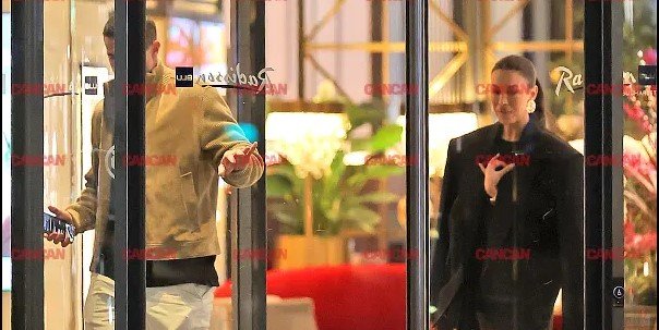 Fostul-golgheter-al-FCSB-fotografiat-de-mana-cu-o-prezentatoare-TV-Cu-cine-s-a-afisat-milionarul-Bog.jpeg - StiriAlese