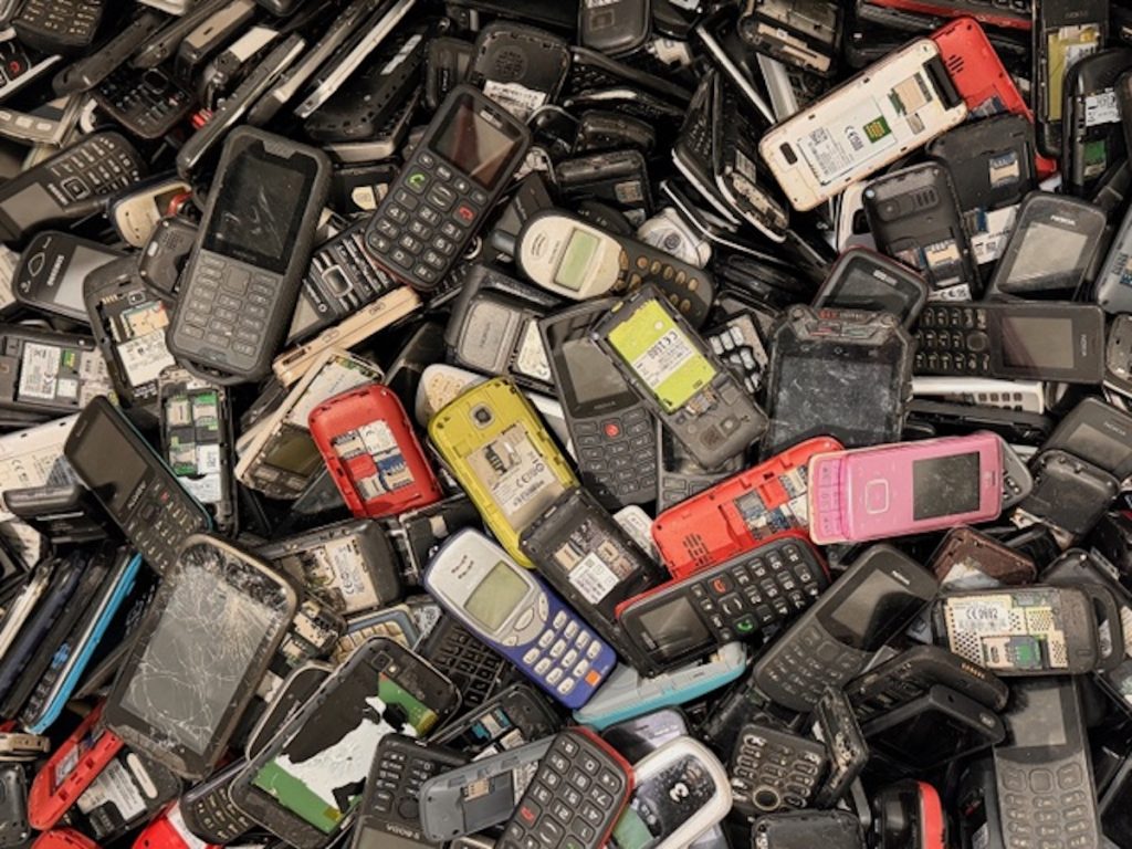 Românii păstrează în sertare milioane de telefoane mobile vechi, într-o situație care ar putea fi denumită, pe bună dreptate, „bombă cu ceas ecologică”
