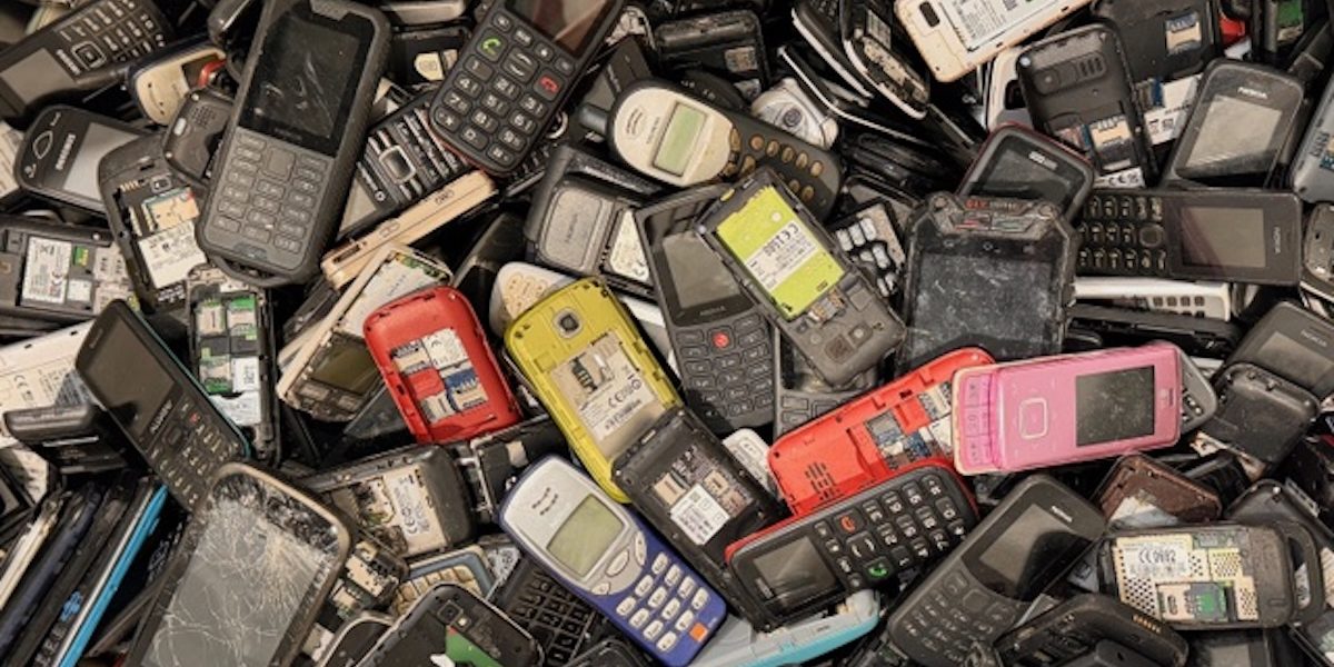 86% dintre români păstrează telefoane vechi; unde le pot recicla în București