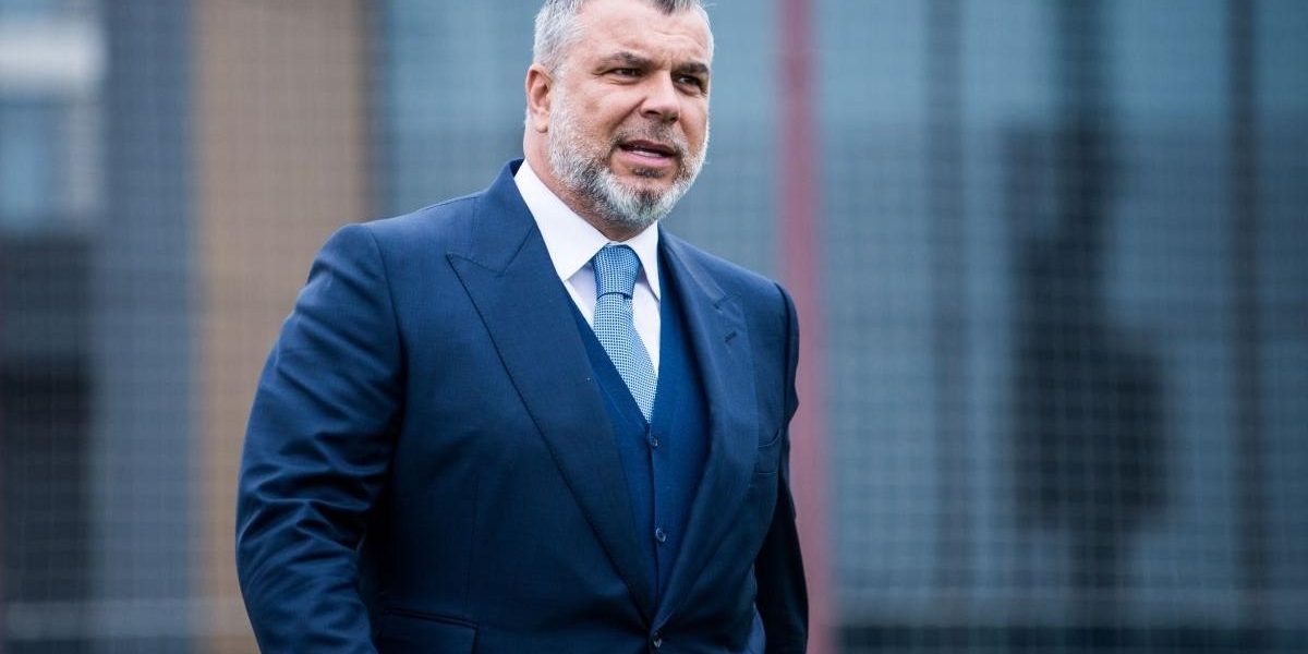 Gestul-impresionant-facut-de-Cosmin-Olaroiu-pentru-10-elevi-romani-blocati-in-Dubai.jpg - StiriAlese