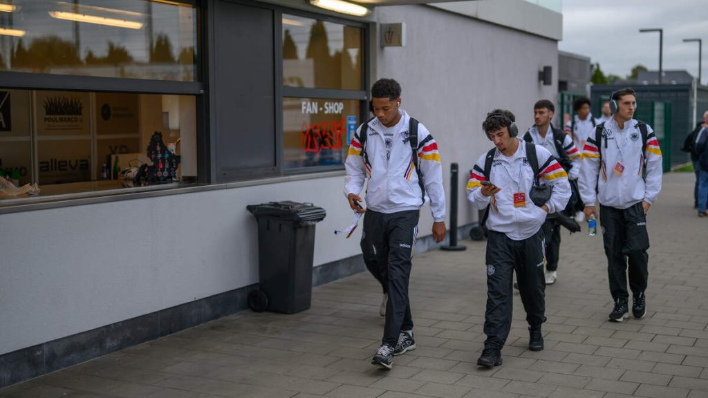 FC Bayern München se bazează pe un junior, în timp ce greutățile de pe teren dau emoții fanilor FC Bayern München a fost pus recent în situația de a miza pe un talent de doar 16 ani pentru meciul crucial din olimpiada campionatului european – o decizie surprinzătoare, dar explicată de problemele grave ale lotului