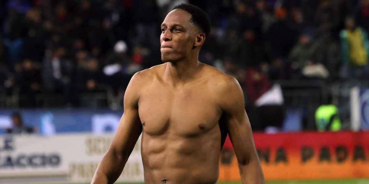 Mina îl provoacă, Durosinmi răspunde cu un șut și e eliminat