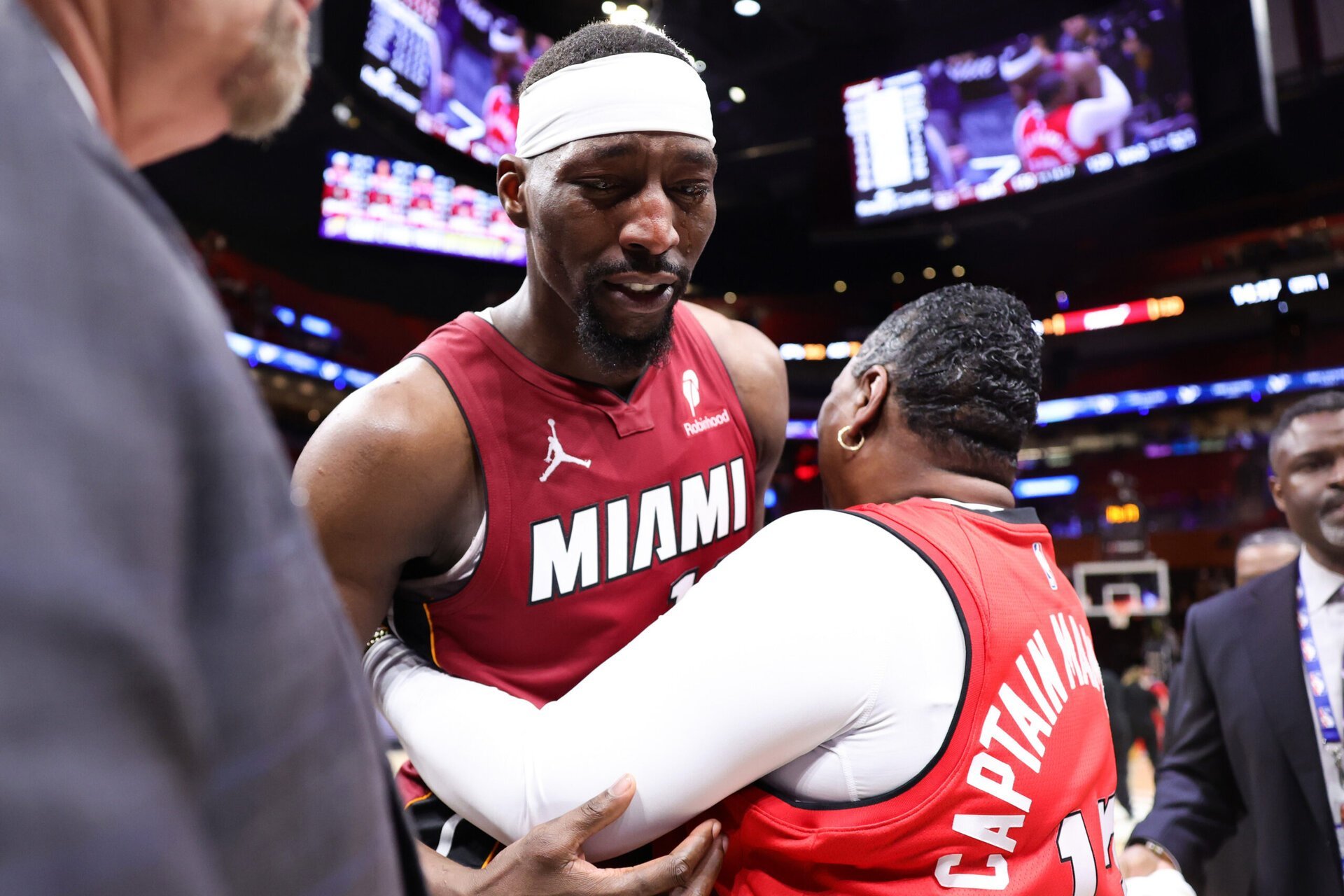 Bam Adebayo stabilește recorduri uriașe cu o prestație memorabilă în NBA Miami, Florida — Bam Adebayo a scris o pagină de istorie în NBA marți noapte, reușind unul dintre cele mai impresionante și spectaculoase scoruri individuale din toate timpurile ale ligii nord-americane