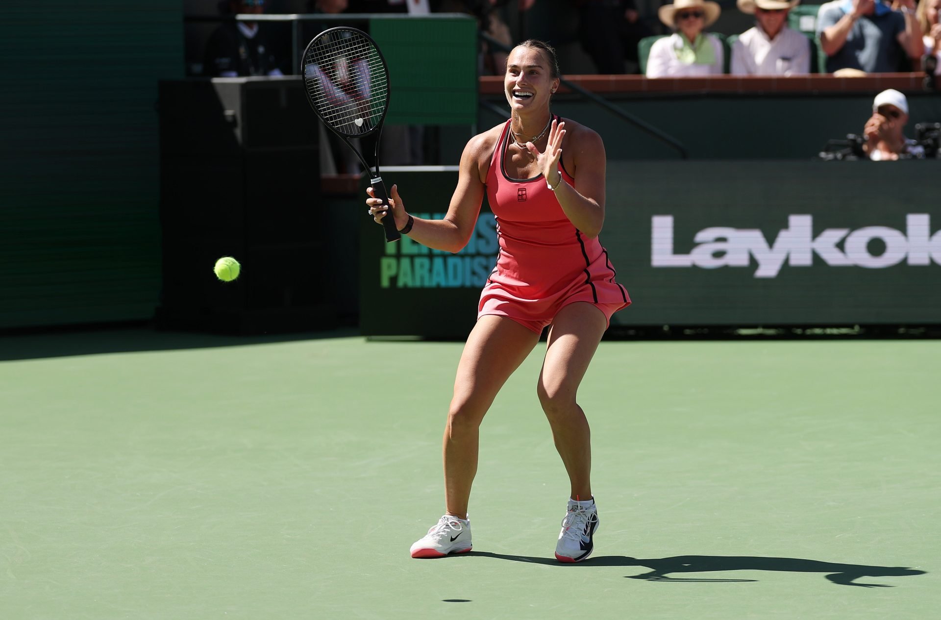 Aryna Sabalenka cucerește Indian Wells după o finală dramatică cu Elena Rybakina Aryna Sabalenka a scris o pagină memorabilă în palmaresul tenisului mondial, după ce s-a impus într-un final palpitant la Indian Wells, în ciuda obstaclelor și a unui meci plin de emocții