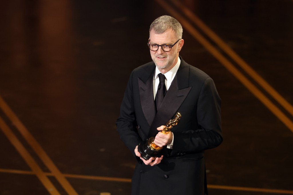 Paul Thomas Anderson, regizorul renumit în lumea cinematografiei americane, a reușit să obțină prima sa statuetă Oscar, câștigând premiul pentru Cel Mai Bun Scenariu Adaptat pentru filmul „One Battle After Another”
