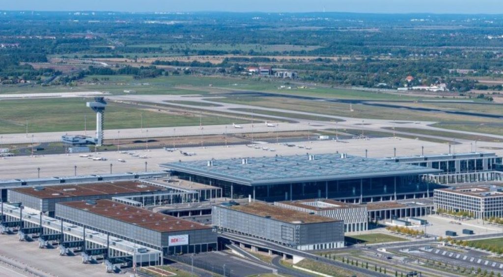 Greva în plină ofensivă aeriană: 445 de zboruri anulate pe aeroportul din Berlin, impact și la Otopeni Zilele de mijloc ale lunii martie aduc noi complicații pentru transportul aerian european, odată cu declanșarea unei greve la Aeroportul Internațional Berlin-Brandenburg, cea mai mare bază de operațiuni din Germania
