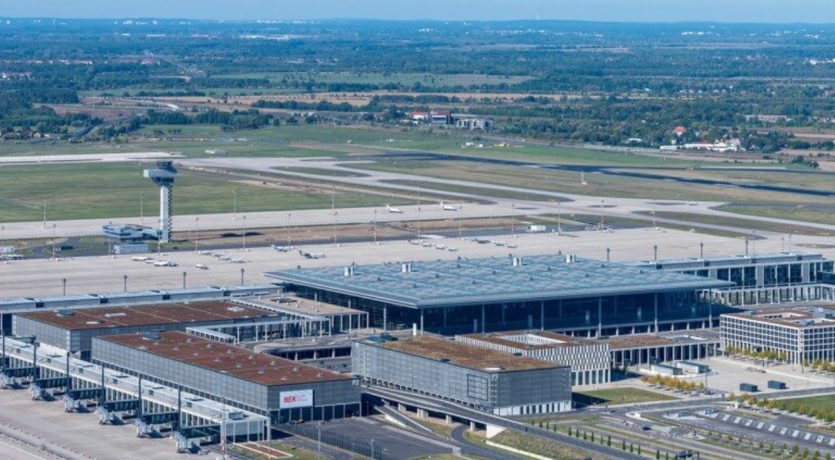 Greva în plină ofensivă aeriană: 445 de zboruri anulate pe aeroportul din Berlin, impact și la Otopeni Zilele de mijloc ale lunii martie aduc noi complicații pentru transportul aerian european, odată cu declanșarea unei greve la Aeroportul Internațional Berlin-Brandenburg, cea mai mare bază de operațiuni din Germania