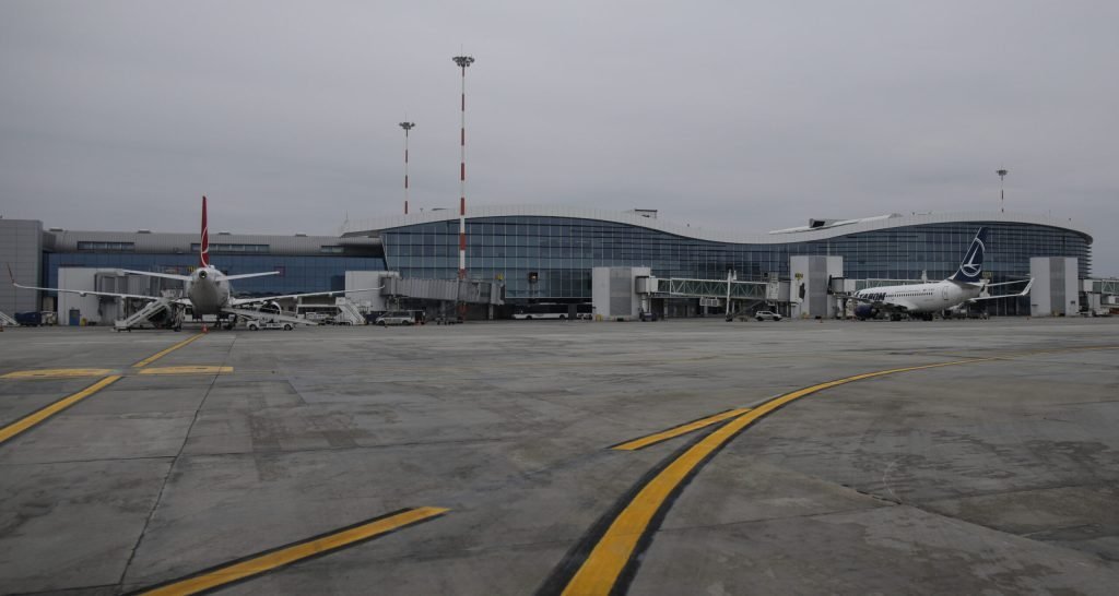 Zborurile între București și Dubai, operate de compania low-cost Wizz Air, vor fi suspendate până în toamna anului 2026, fiind o decizie aparent influențată de tensiunile crescute din Orientul Mijlociu