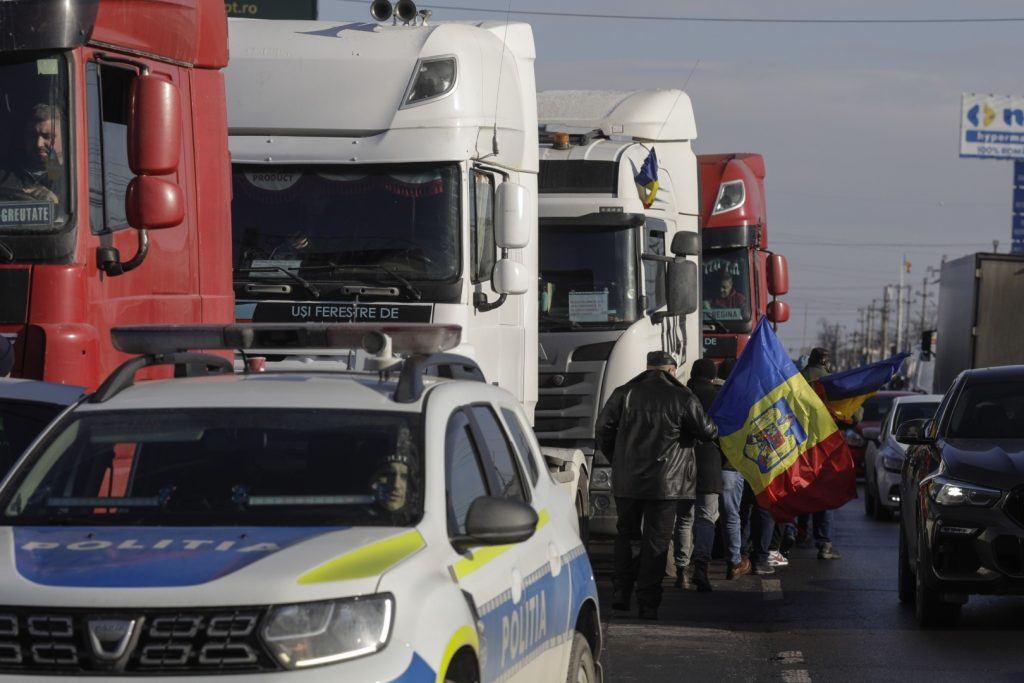 Transportul românesc se confruntă cu noi provocări din cauza creșterii costurilor, iar industriei i se cere intervenția rapidă a Guvernului Criza prețurilor la carburanți și asigurări rămâne o problemă acută pentru sectorul transporturilor din România, iar operatorii avertizează că dacă autoritățile nu intervin, consecințele vor fi resimțite pe scară largă