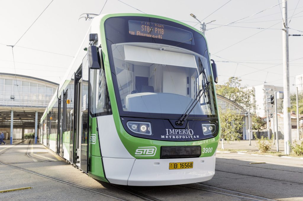 Primăria București pregătește un amplu proiect de modernizare a transportului public pentru anul 2026, vizând achiziția a încă 100 de tramvaie moderne, cu o lungime de 36 de metri