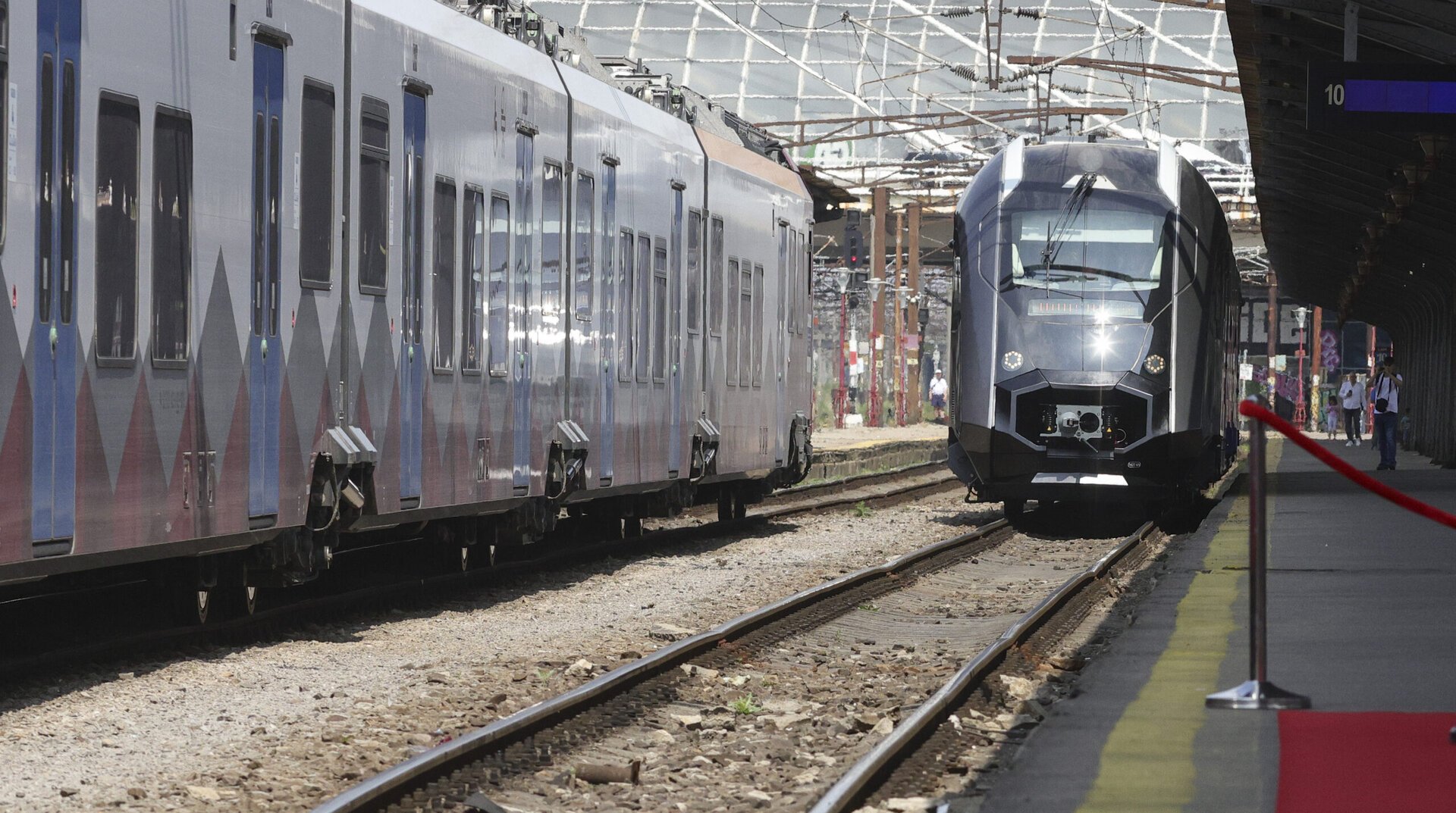 Un tren care circula pe ruta Pitesti – București a înregistrat joi o întârziere nemaivăzută în ultimii ani, ajungând în Gara de Nord cu cinci ore întârziere, după ce a plecat din Pitești la oră fixă
