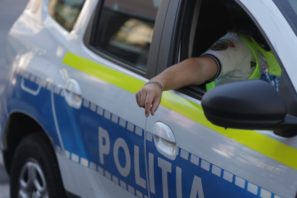 Traficul rutier din București a fost grav perturbat astăzi, după ce o bucată din asfaltul de pe Șoseaua Mihai Bravu s-a surpat, impunând restricții temporare de circulație în zona intersecției cu Bulevardul Camil Ressu