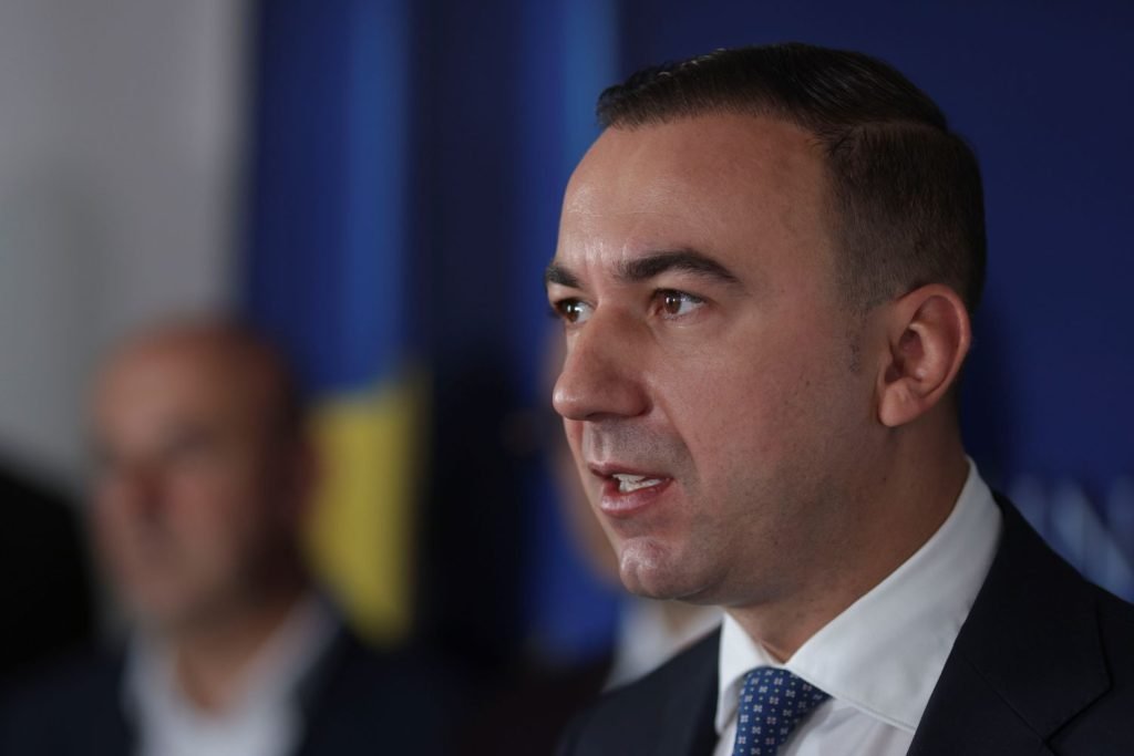 Posibilitatea ca prețul carburanților să atingă pragul de 10 lei pe litru în România a reieșit din recente declarații ale ministrului Energiei, Bogdan Ivan, care a avertizat asupra unui risc real de creștere semnificativă a tarifelor din benzinării