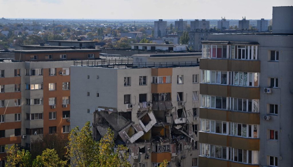 Primăria Capitalei analizează pașii următori pentru blocul din Rahova afectat de explozia devastatoare din octombrie 2025, încercând să găsească soluții pentru consolidarea și, eventual, demolarea clădirii, dacă alte variante nu vor fi viabile