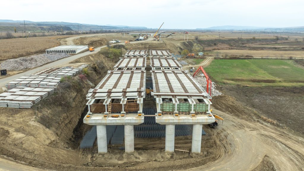 Autoritățile continuă să avanseze pe șantierul lotului 2 al Autostrăzii A7, ce va lega Moldova de restul țării, iar lucrările sunt din ce în ce mai vizibile pe traseul dintre Focșani și Bacău