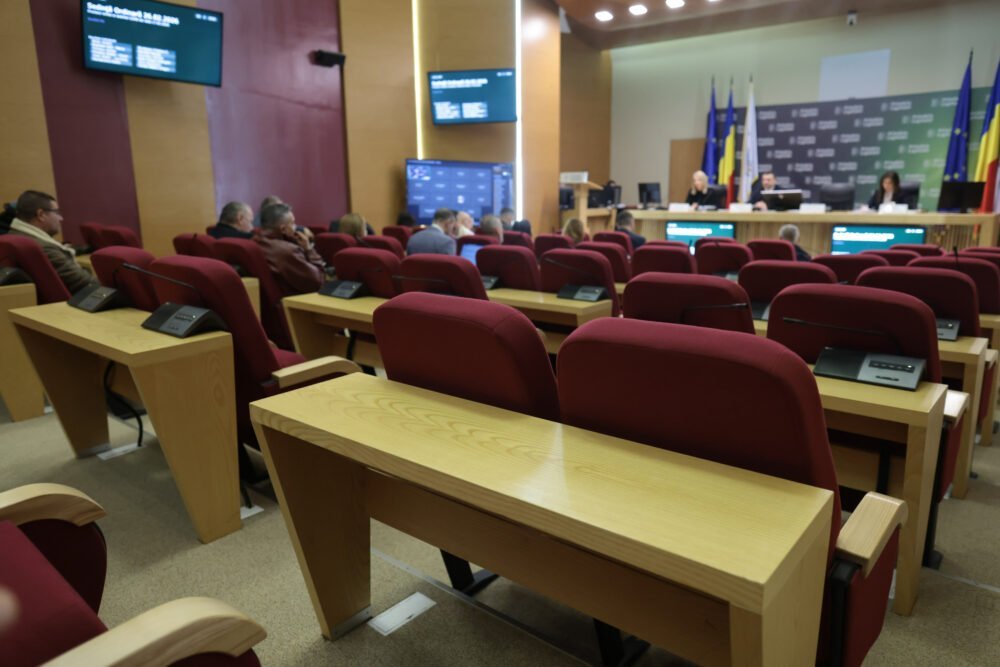 Consiliul General al Municipiului București (CGMB) amână pentru a treia oară ședința programată inițial pentru marți, 10 martie, o decizie luată de comun acord de către consilierii PSD și primarul general al Capitalei, în contextul unor negocieri și discuții despre proiectele de dezvoltare ale orașului