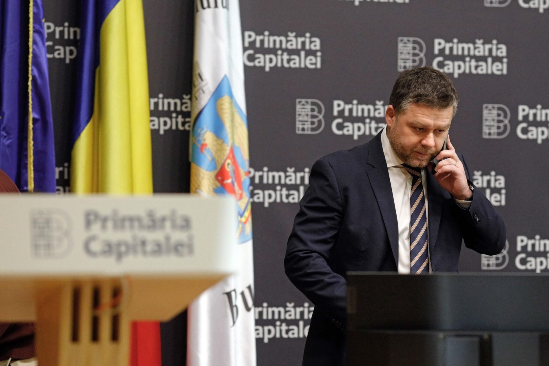 Rețea de privilegiați în domeniul locuințelor sociale din București, dezvăluită de anchete recente Un scandal uriaș zguduie administrația Capitalei: Administrația Fondului Imobiliar (AFI), entitate subordonată primăriei, a deviat de la misiunea sa oficială de a asigura locuire decentă persoanelor vulnerabile și a distribuit terenuri și apartamente sociale unor beneficiari din cercuri restrânse, influenți sau avuți