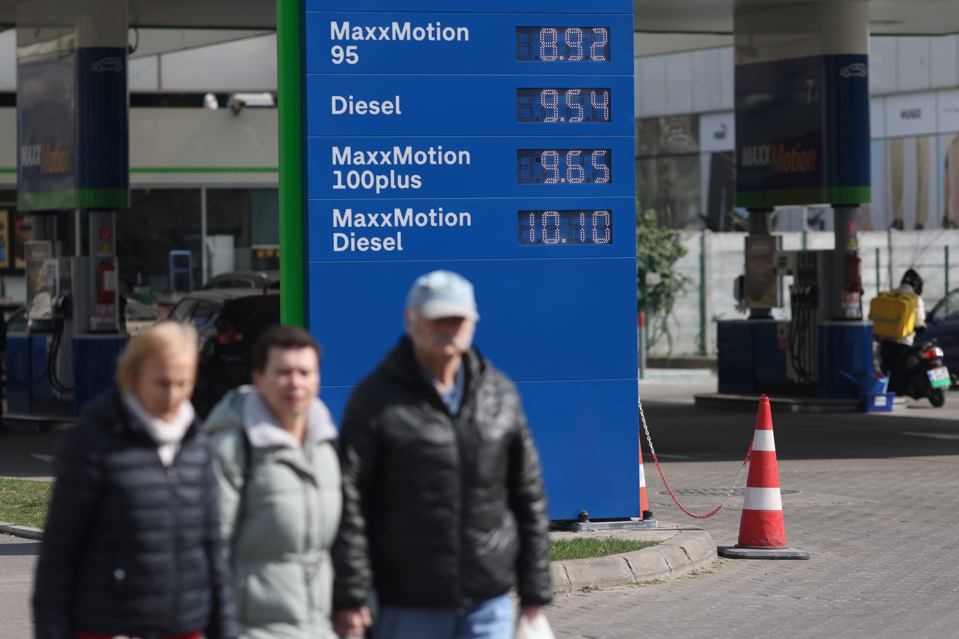 Guvernul Bolojan a anunțat adoptarea unei ordonanțe de urgență prin care declară oficial „situație de criză pe piața țițeiului și a produselor petroliere”