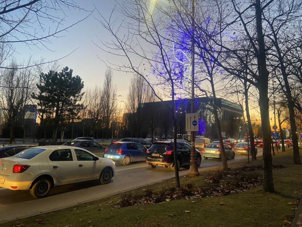 Deși Bucureștiul dispune de doar 26 de kilometri de benzi unice dedicate exclusiv autobuzelor și troleibuzelor, utilizarea abuzivă a acestor șosele speciale continuă să fie o problemă majoră pentru fluidizarea traficului în Capitală