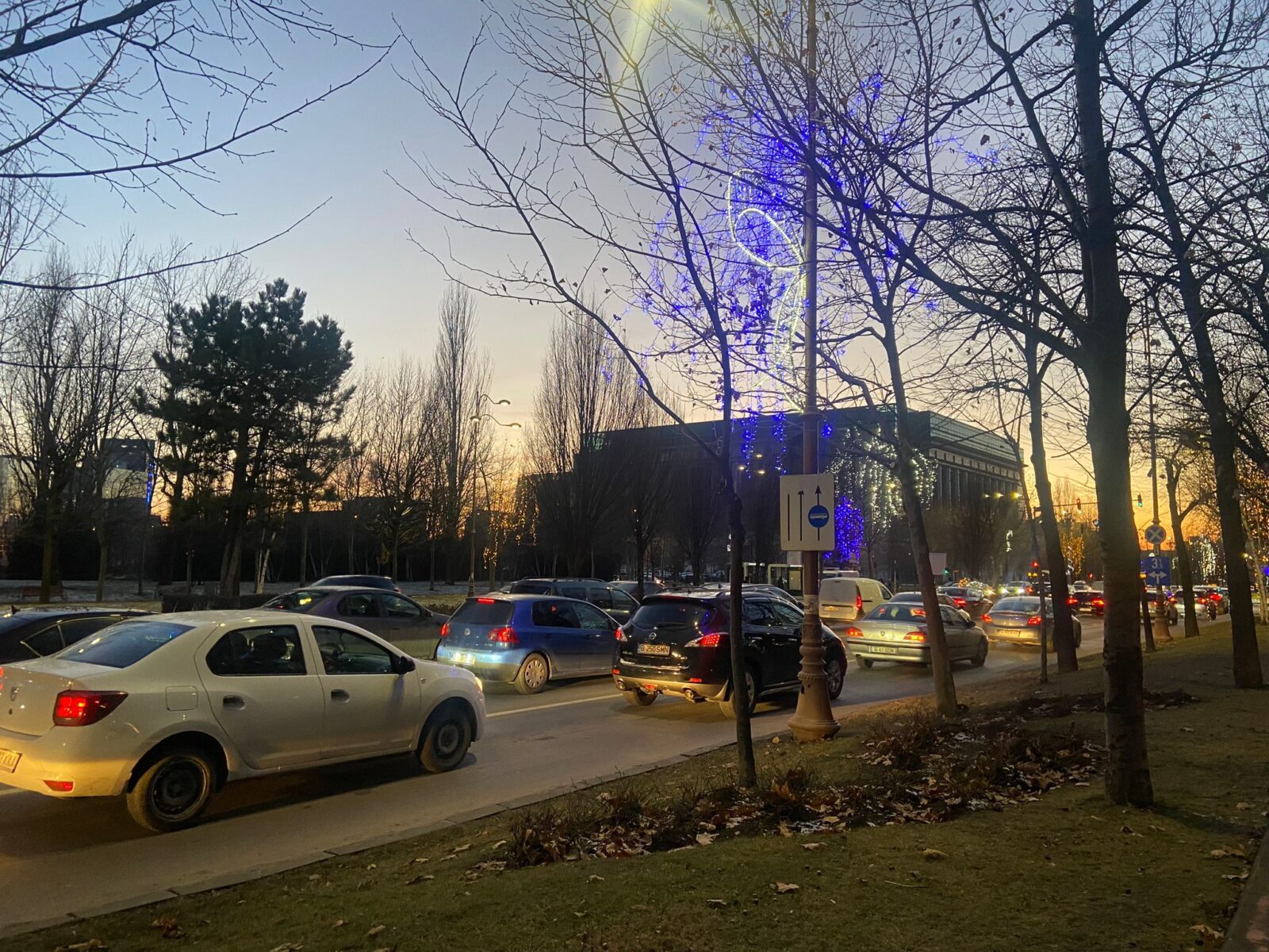 Deși Bucureștiul dispune de doar 26 de kilometri de benzi unice dedicate exclusiv autobuzelor și troleibuzelor, utilizarea abuzivă a acestor șosele speciale continuă să fie o problemă majoră pentru fluidizarea traficului în Capitală