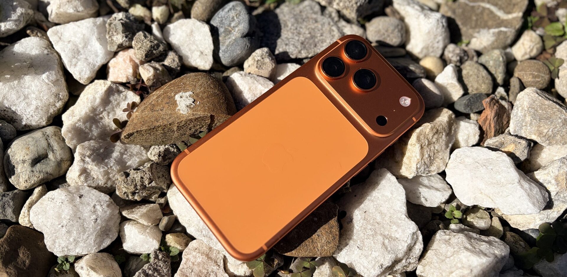 Protecția iPhone-ului tău împotriva furtului și a atacurilor cibernetice devine din ce în ce mai importantă în contextul în care scenariile de hacking și furturi fizice evoluează rapid