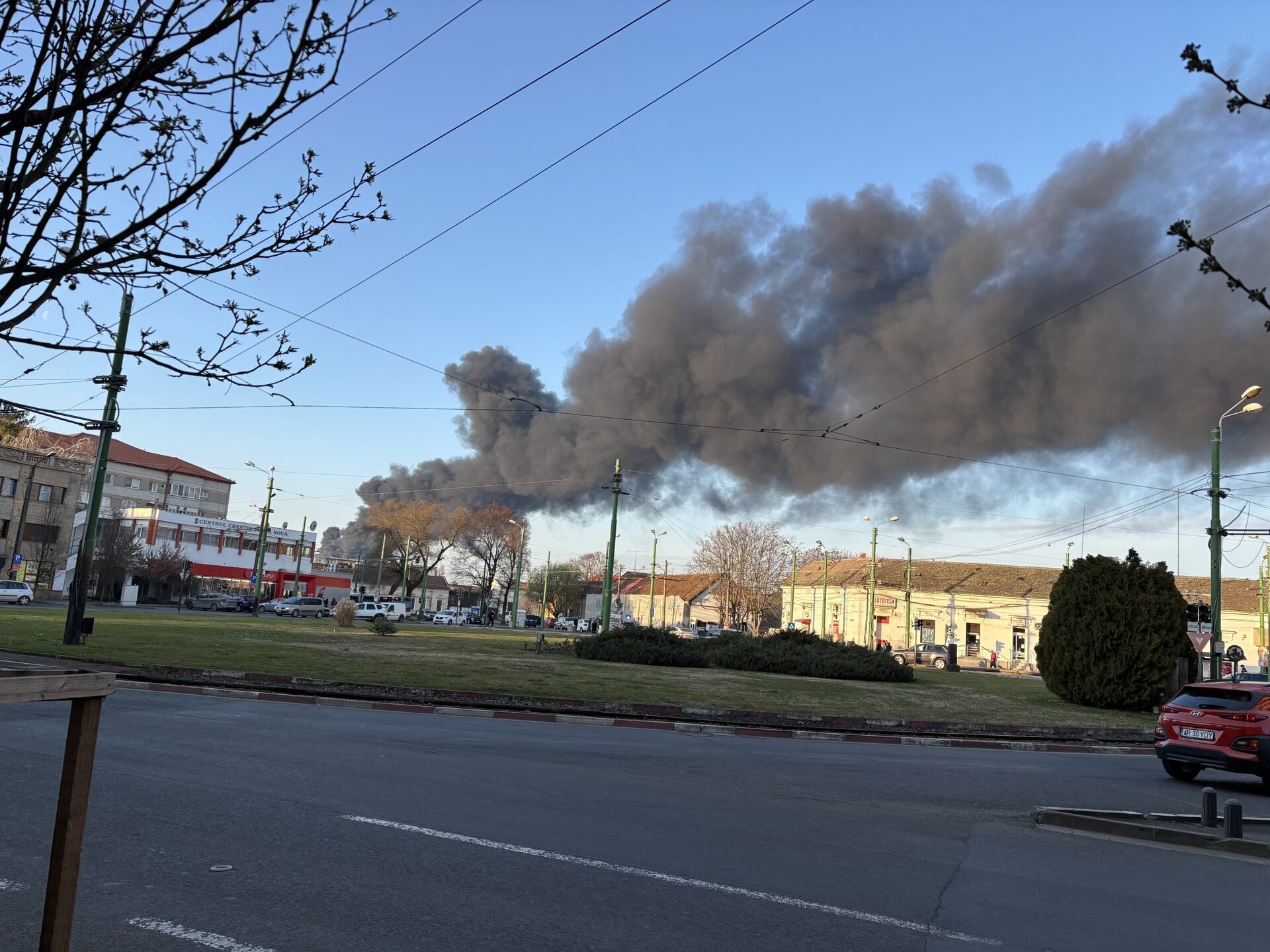 Un incendiu de amploare a avut loc marți dimineață în zona industrială din Aradul Nou, pe drumul spre Zădăreni, evacuând rapid intervenția pompierilor și determinând autoritățile locale să emită mesaje de avertizare pentru locuitori