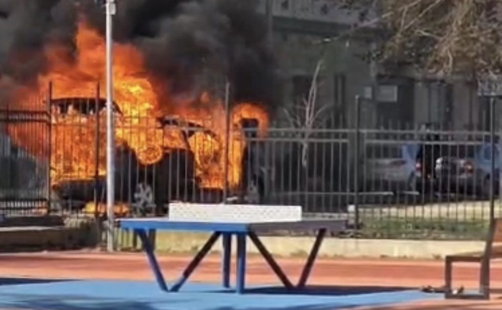 Un incendiu a izbucnit vineri pe Bulevardul General Dragalina din municipiul Arad, distrugând un autoturism în totalitate și generând îngrijorare printre locuitori