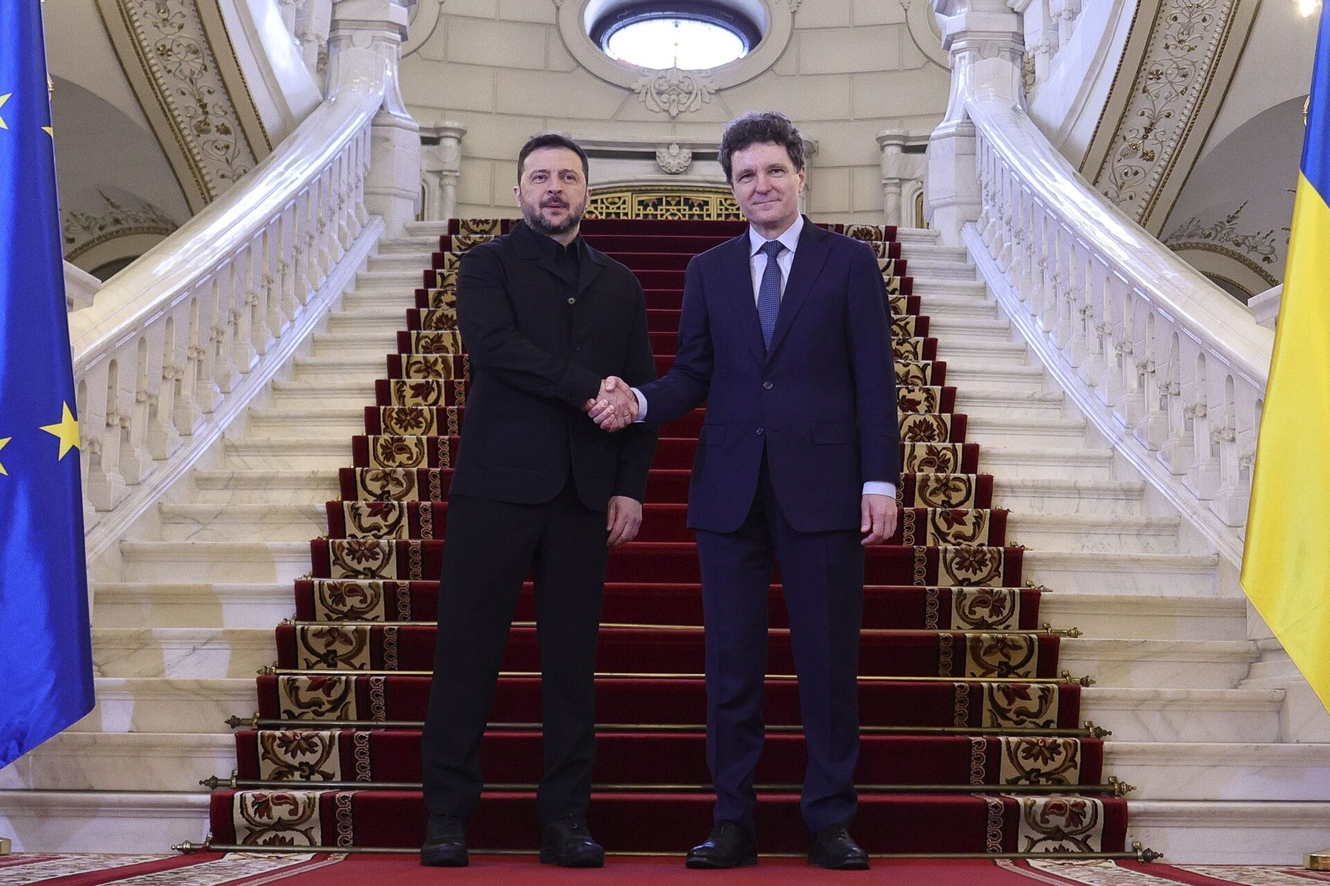 Președintele ucrainean Volodimir Zelenski a efectuat joi o vizită oficială în România, fiind primit cu onoruri de președintele Nicușor Dan la Palatul Cotroceni