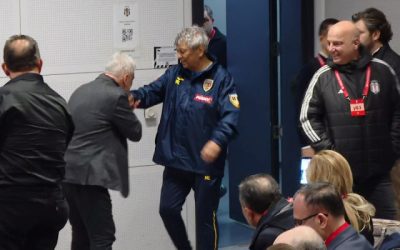 Video | Imaginea serii: i-a pupat mâna lui Mircea Lucescu la conferința de presă, înainte de Turcia