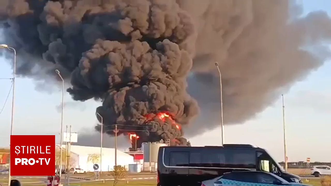 Aradul, acoperit de un nor gros de fum. Un incendiu puternic a izbucnit la o fabrică de polistiren | VIDEO