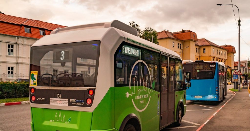 Doi polițiști locali au fost nevoiți să intervină sâmbătă după-amiază în centrul orașului Sibiu, unde o situație gravă s-a petrecut pe linerele de transport în comun
